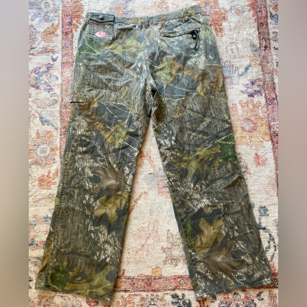MOSSY OAK CAMO CARGOS!! Hunting pants, adorable pink detailing, Size XL.